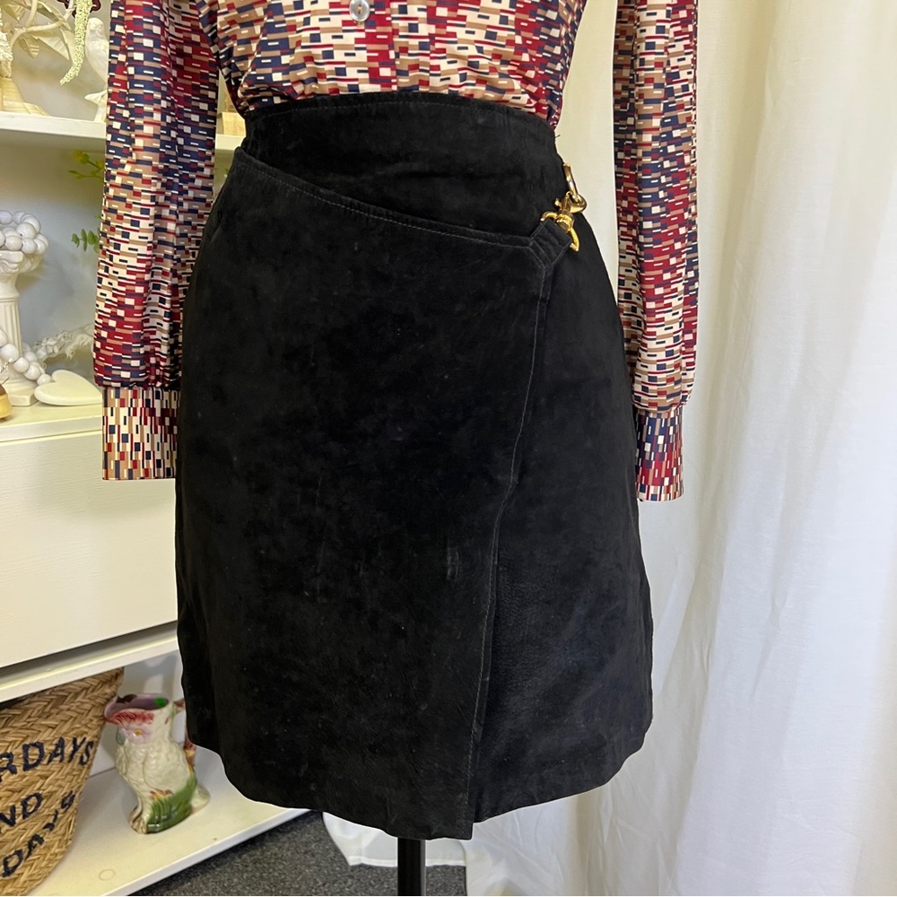 Vintage 90s Erez Levi Black Leather Gold Clasp Mini Skirt - Picture 2 of 12